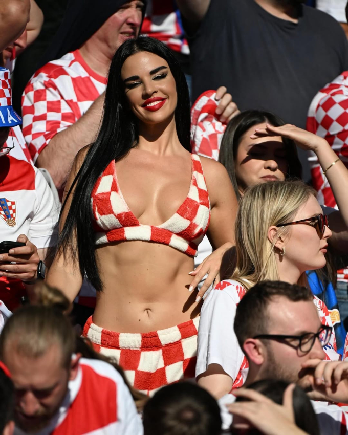 Ivana Knöll cổ vũ tuyển Croatia tại Euro 2024. Ảnh: Instagram knolldoll