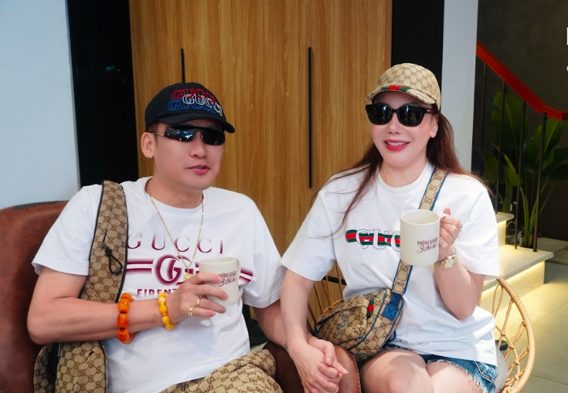 Hồ Quỳnh Hương tay trong tay bên ông xã.