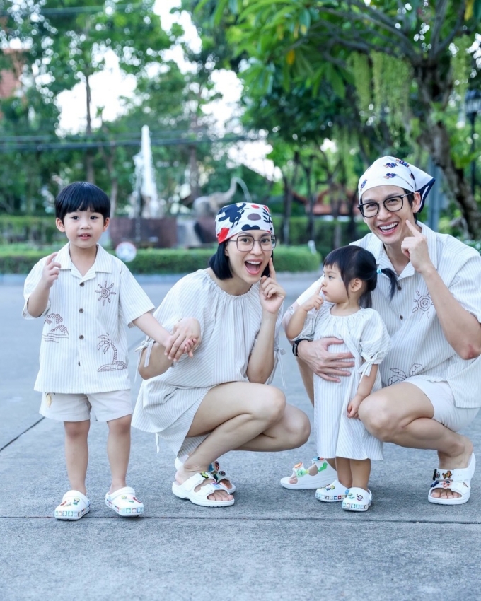 Gia đình diễn viên mặc đồng điệu dạo chơi công viên hồi tháng 5. Ảnh: Instagram Push-dj