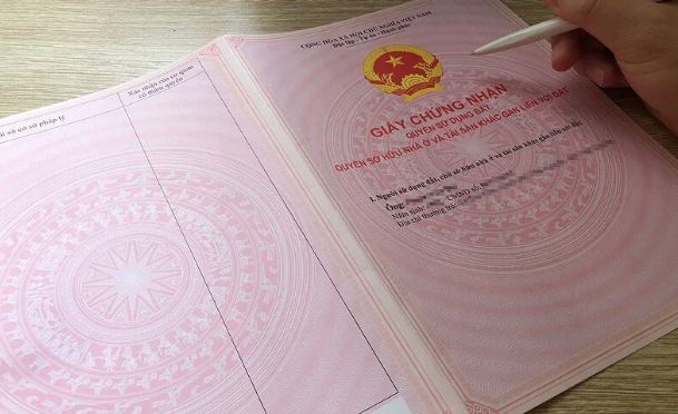 Theo các quy định mới nhất, sổ đỏ bị mất hoàn toàn có thể làm lại. Ảnh minh họa: TL