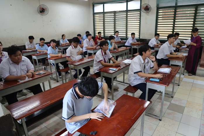 Đáng lo hơn là tình trạng lây lan cảm xúc trong gia đình. Phụ huynh lo lắng quá mức có thể vô tình làm tăng áp lực cho con