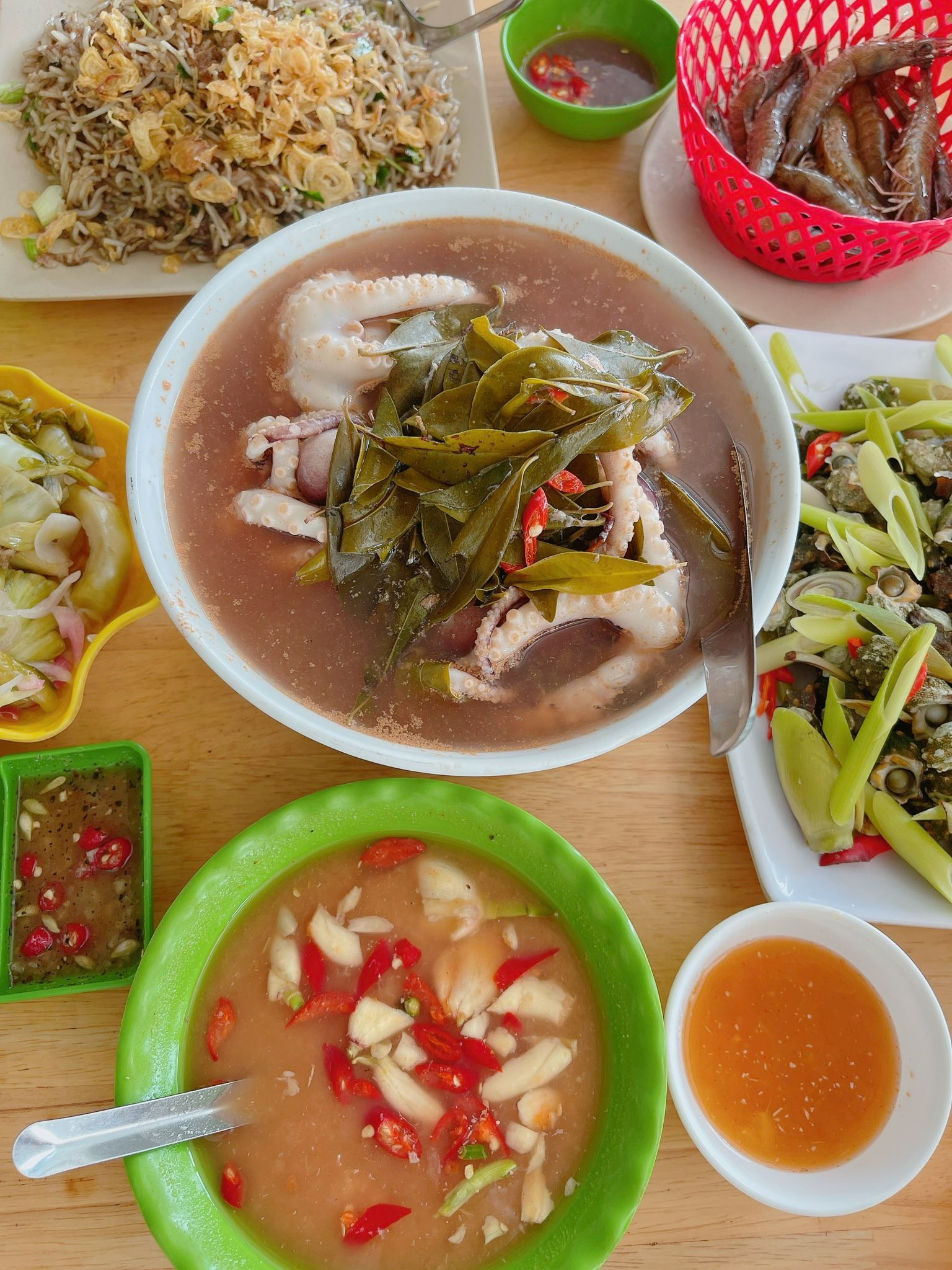 Du khách có thể thưởng thức các món ăn từ con ruốc tại nhiều nhà hàng, quán ăn ở Hạ Long hay Quảng Yên. Ảnh: Bảo Bối Mimi