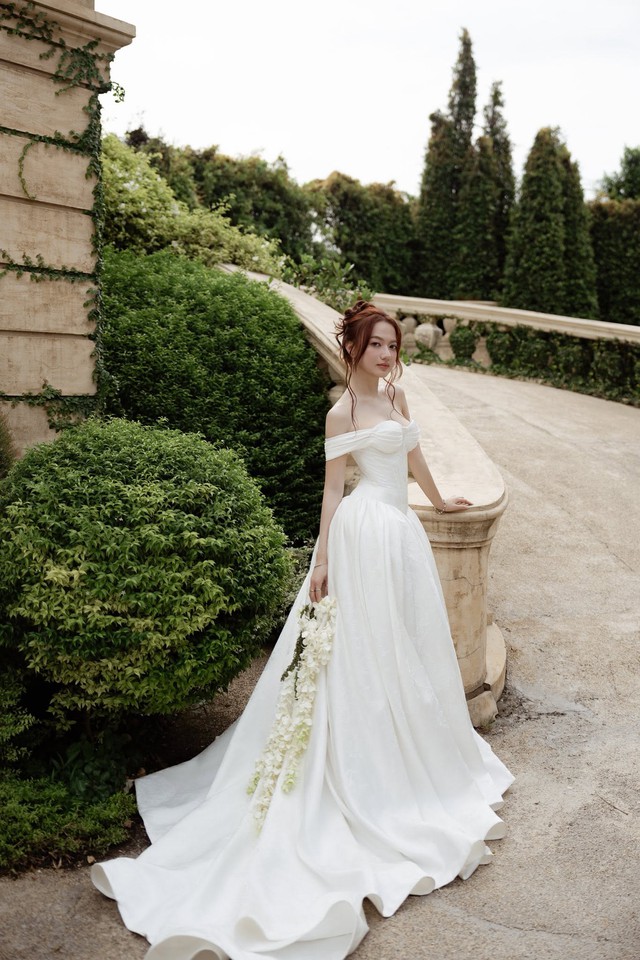 Nhan sắc của bé Xuân Nghi xinh đẹp tựa nàng tiên nhỏ với váy cưới màu trắng lộ vai trần ngọt ngào.