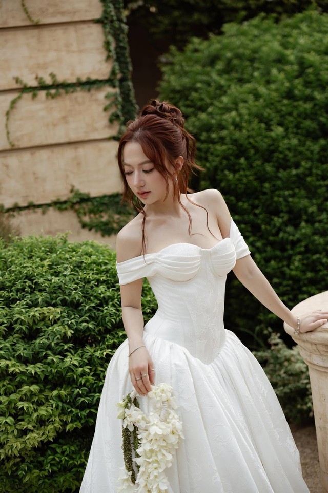 Từng là một trong những ca sĩ nhí được yêu mến của làng giải trí Việt, Xuân Nghi giờ đây khiến nhiều khán giả bất ngờ bởi nhan sắc ngày càng rạng rỡ và trưởng thành. Sau nhiều năm hoạt động nghệ thuật, cô vẫn giữ được vẻ ngoài trẻ trung, tươi tắn cùng phong cách hiện đại, năng động.