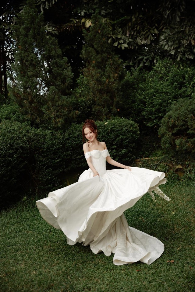 Ở tuổi trưởng thành, Xuân Nghi sở hữu gương mặt thanh tú với làn da mịn màng, nụ cười tươi và thần thái tự tin.