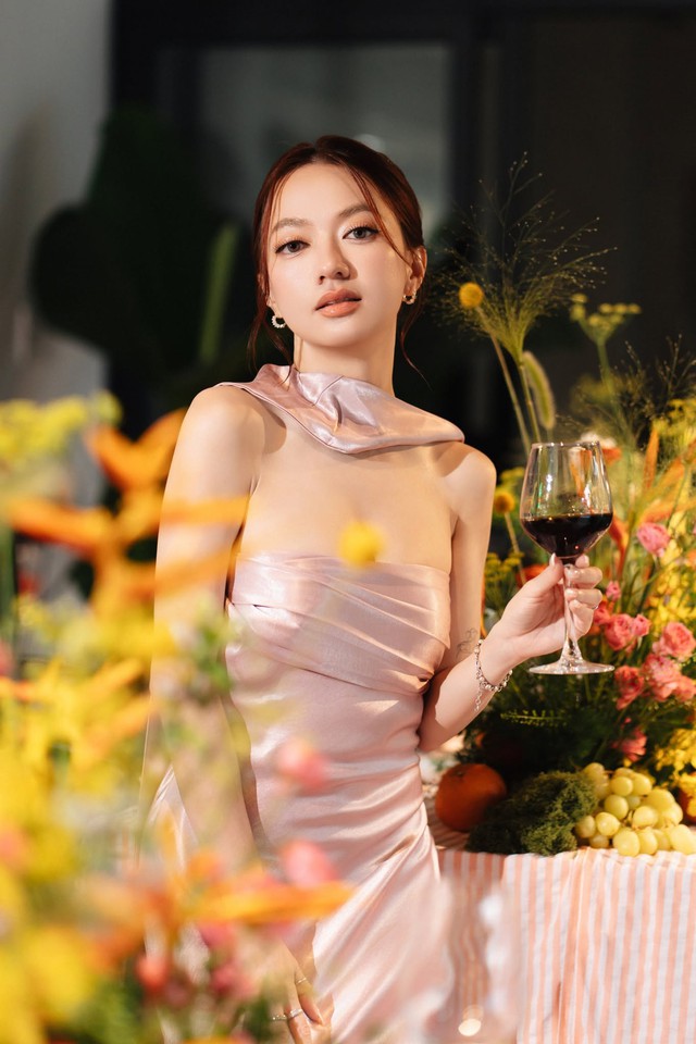 Theo chia sẻ của Xuân Nghi, việc duy trì lối sống lành mạnh là yếu tố quan trọng giúp cô giữ gìn nhan sắc. Nữ ca sĩ chú trọng chế độ ăn uống cân bằng, bổ sung nhiều rau xanh, trái cây và uống đủ nước mỗi ngày. Bên cạnh đó, cô cũng dành thời gian tập luyện thể thao để duy trì vóc dáng săn chắc và tăng cường sức khỏe.
