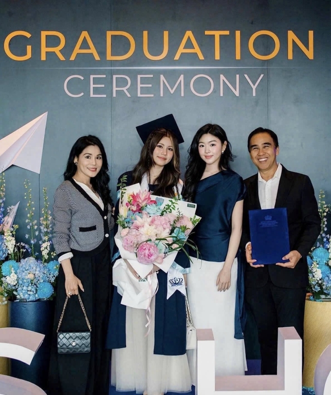 Gia đình Quyền Linh mừng con út tốt nghiệp trung học. Ảnh: Facebook Quyền Linh