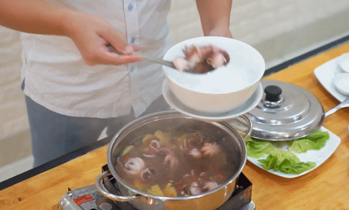Ruốc nấu canh chua là món ăn yêu thích của nhiều người. Ảnh: Loong Toong TV
