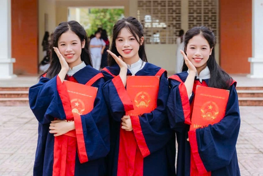  3 chị em sinh 3 Lê Vũ Huyền Trang, Lê Vũ Minh Thư, Lê Vũ Phương Nhi (lần lượt từ trái sang phải) cùng trúng tuyển trường chuyên của tỉnh Ninh Bình ở kỳ thi lớp 10 năm 2026. Ảnh: NVCC