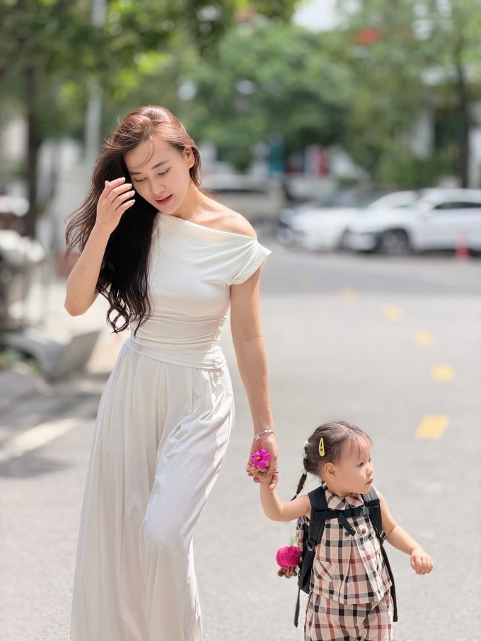 Chiều 14/6, Phương Oanh đăng loạt ảnh dắt tay bé Jenny đi học và chú thích: Làm nền cho nàng ta. Bài đăng thu hút hàng chục nghìn lượt thích cùng hàng trăm bình luận khen vẻ ngoài đáng yêu của ái nữ nhà diễn viên Quỳnh Búp Bê.