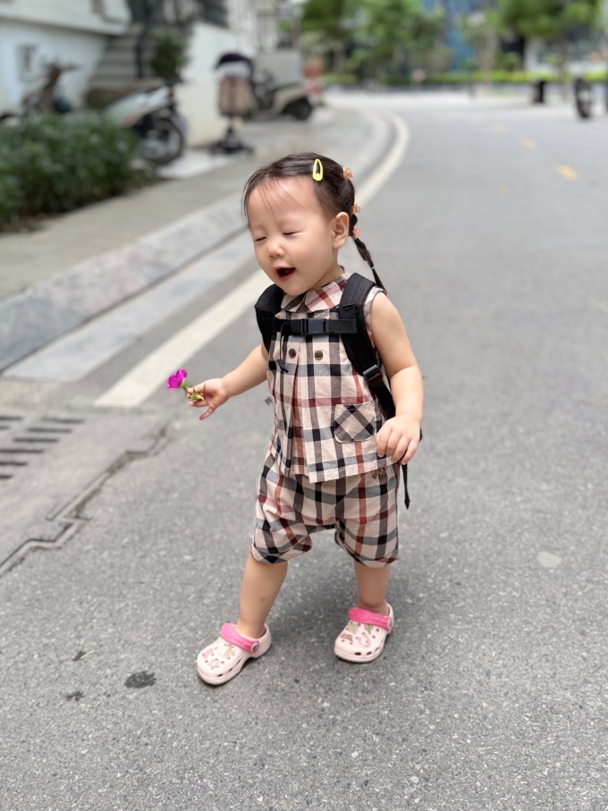 Bức ảnh Jenny thể hiện sự thích thú khi được mẹ tặng một bông hoa trên đường đi học thu hút hàng nghìn lượt thích. Em bé xinh quá, Ôi cái miệng của em ấy sao đáng yêu thế chứ, Oanh Ỉn mini đây rồi, Dễ thương xỉu..., một số khán giả bình luận.
