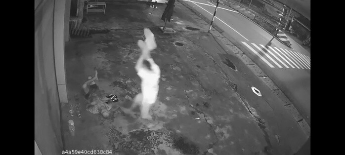 Đối tượng nhặt cục đá rất to, hai tay cầm giơ lên cao bước sát nơi ông H nằm.