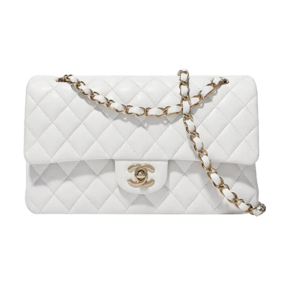 Điểm nhấn nổi bật trong set đồ của Lọ Lem là chiếc túi Chanel Medium Classic Handbag - một trong những thiết kế biểu tượng của nhà mốt Pháp.