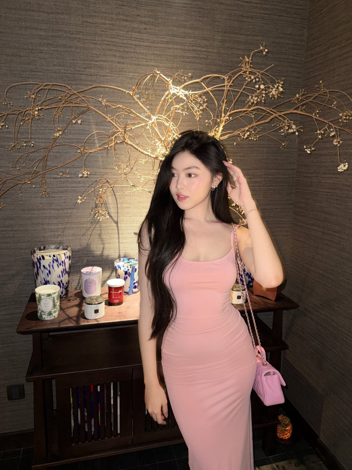 Trong một buổi đi ăn tối cùng bạn bè và người thân, Lọ Lem tiếp tục lựa chọn mẫu Chanel Mini Rectangular Flap with Top Handle màu hồng bằng da lambskin.