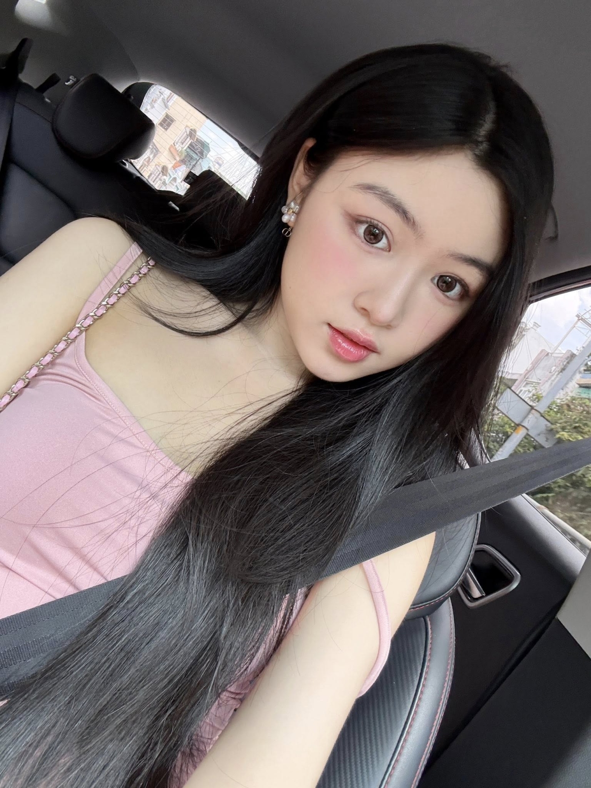 Ở tuổi 20, Lọ Lem sớm định hình phong cách thời trang nữ tính, thanh lịch. Gu ăn mặc cùng hình ảnh chỉn chu giúp con gái MC Quyền Linh nhiều lần nhận lời khen từ công chúng mỗi khi xuất hiện.