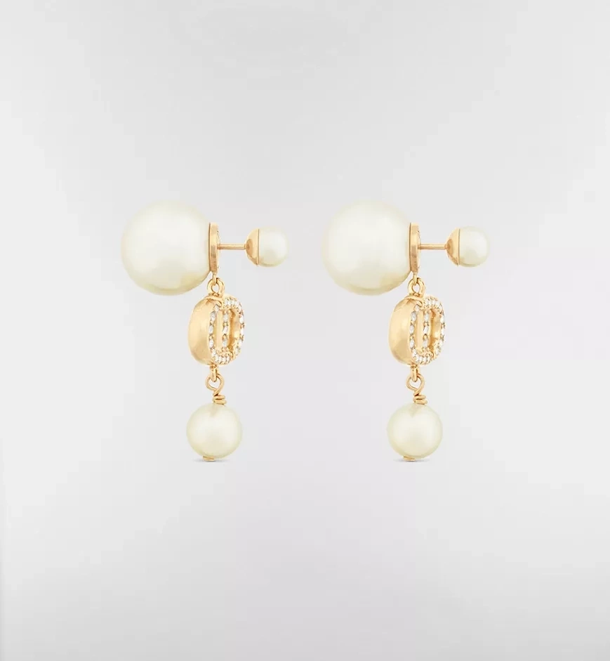 Để hoàn thiện vẻ ngoài, Lọ Lem phối hai mẫu hoa tai của Dior mang phong cách nữ tính.