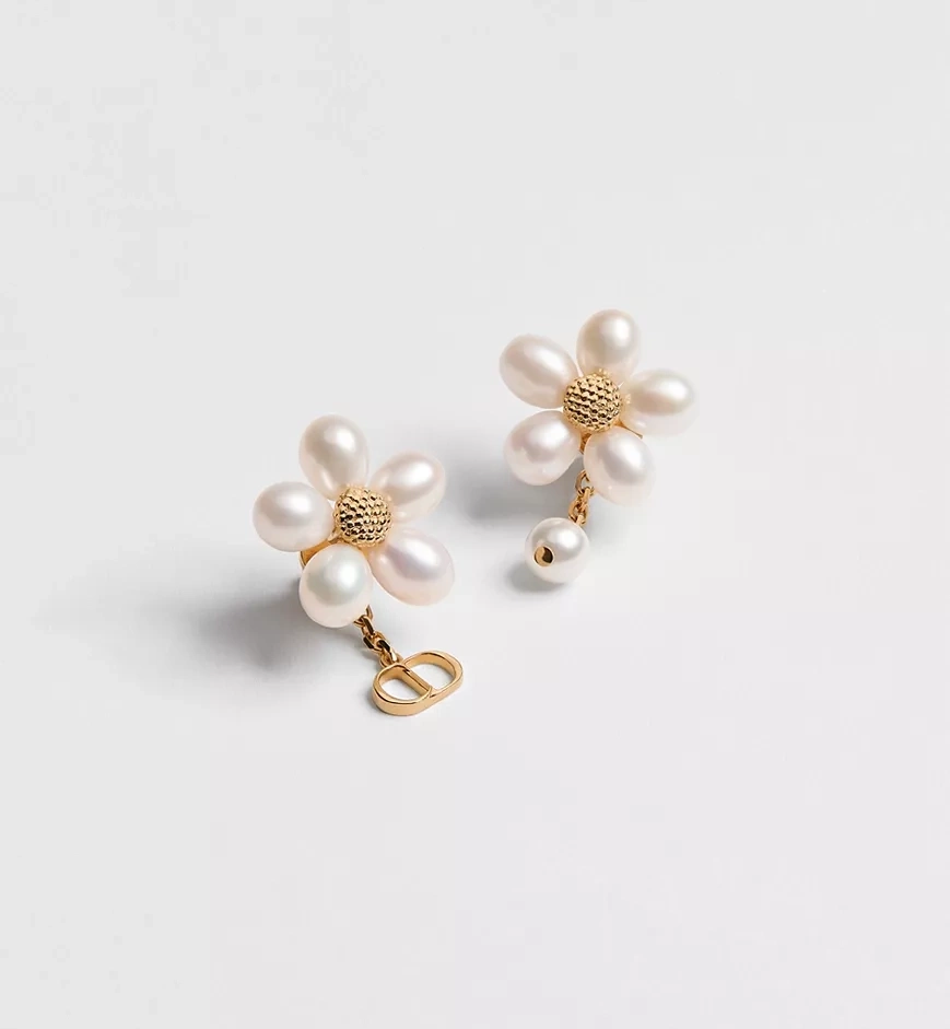 Người đẹp còn kết hợp cùng đôi Dioriviera Brush amp; Bloom Earrings chế tác từ kim loại mạ vàng, ngọc trai nước ngọt và ngọc trai resin trắng, có giá khoảng 15,5 triệu đồng.