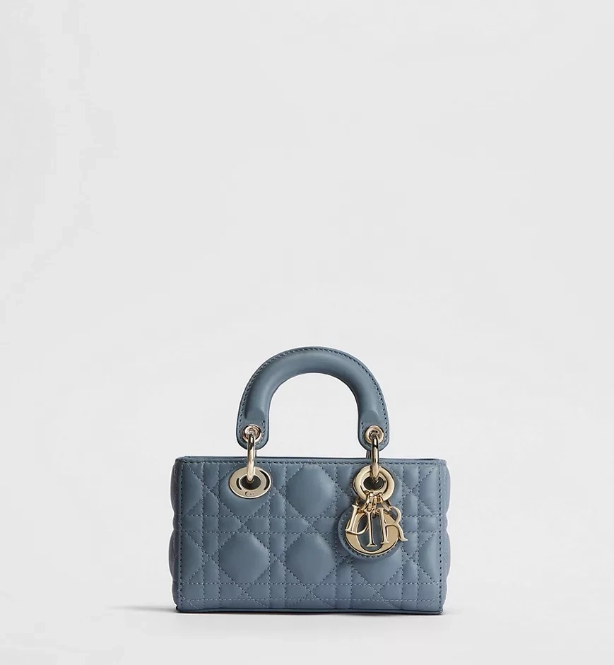 Thiết kế thuộc dòng Lady Dior với họa tiết Cannage đặc trưng và các charm ánh vàng. Theo website hãng, sản phẩm được bán với giá khoảng 105 triệu đồng.