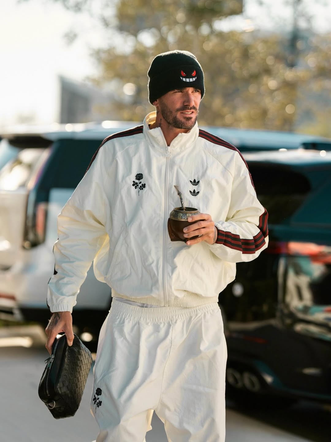 Tiền vệ lăng xê phong cách thể thao với set Adidas, mũ len, túi Bottega Veneta.