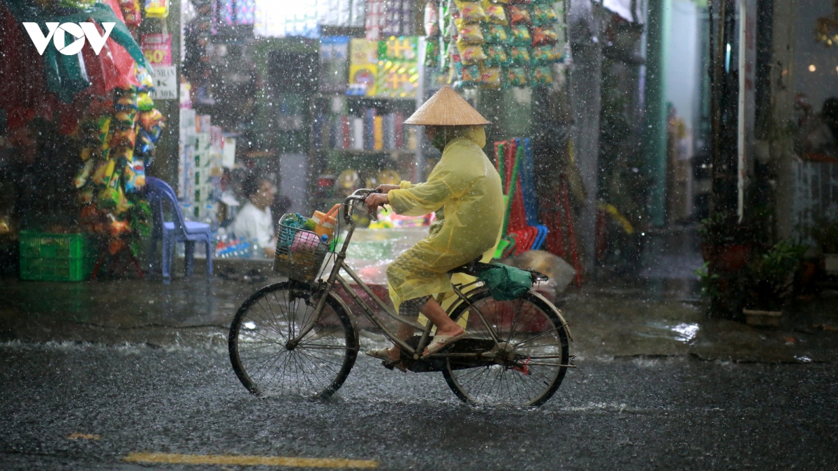 Người dân di chuyển trong mưa gió
