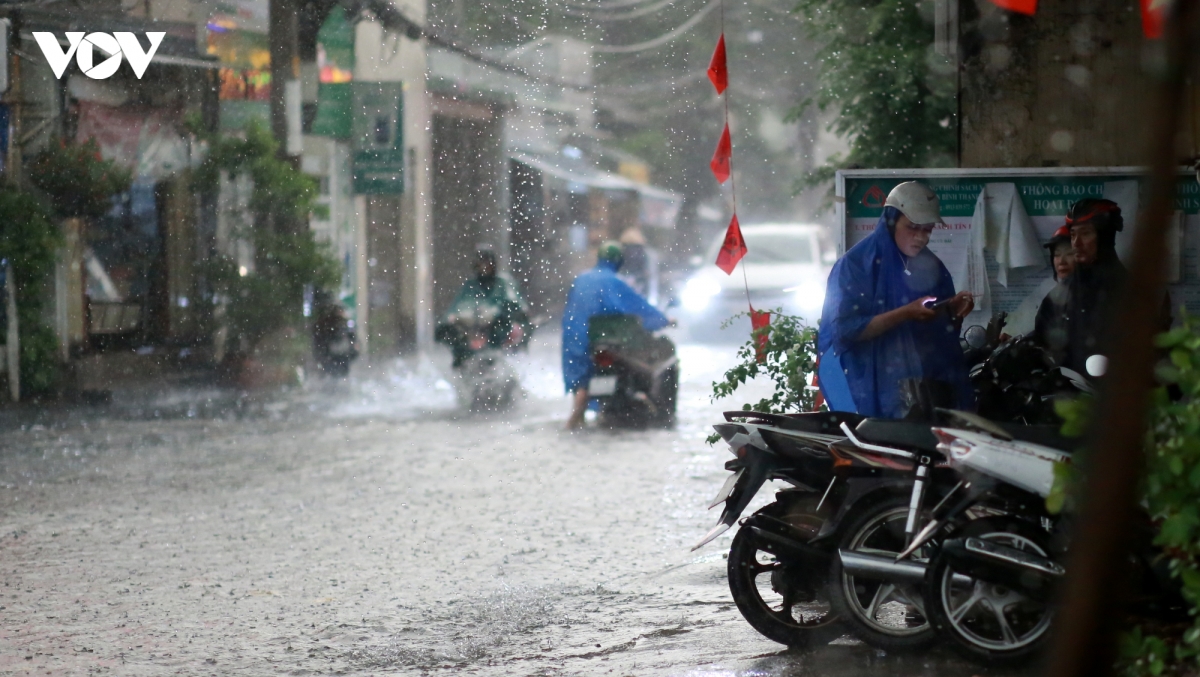Một số phương tiện bị chết máy. Một số người chọn trú mưa