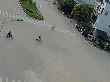 Clip: Ô tô phóng nhanh, đâm văng người đi xe máy tại ngã tư