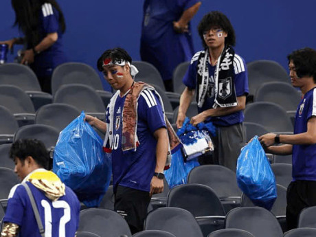 Hành động đẹp của CĐV Nhật Bản trên khán đài World Cup