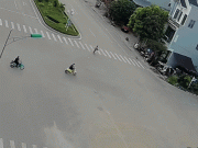Clip Eva - Clip: Ô tô phóng nhanh, đâm văng người đi xe máy tại ngã tư