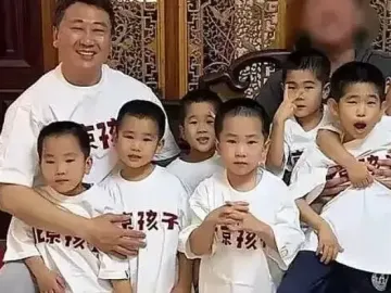 Ông bố giám đốc nghỉ việc ở nhà chăm đàn con sinh 7