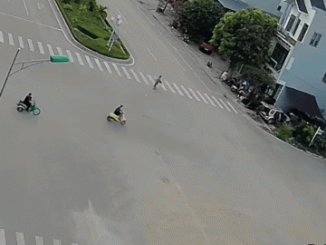 Clip: Ô tô phóng nhanh, đâm văng người đi xe máy tại ngã tư