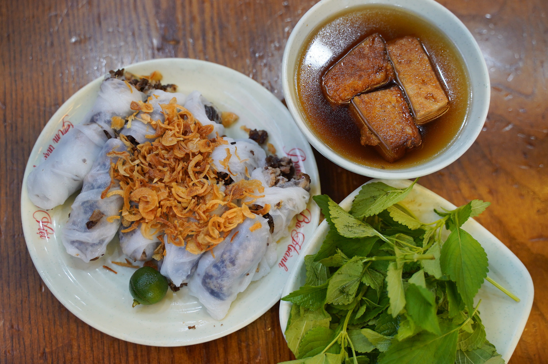 Từng lớp bánh cuốn trắng muốt, mềm mướt, phết thêm mỡ hành béo ngậy được đặt gọn gàng lên đĩa