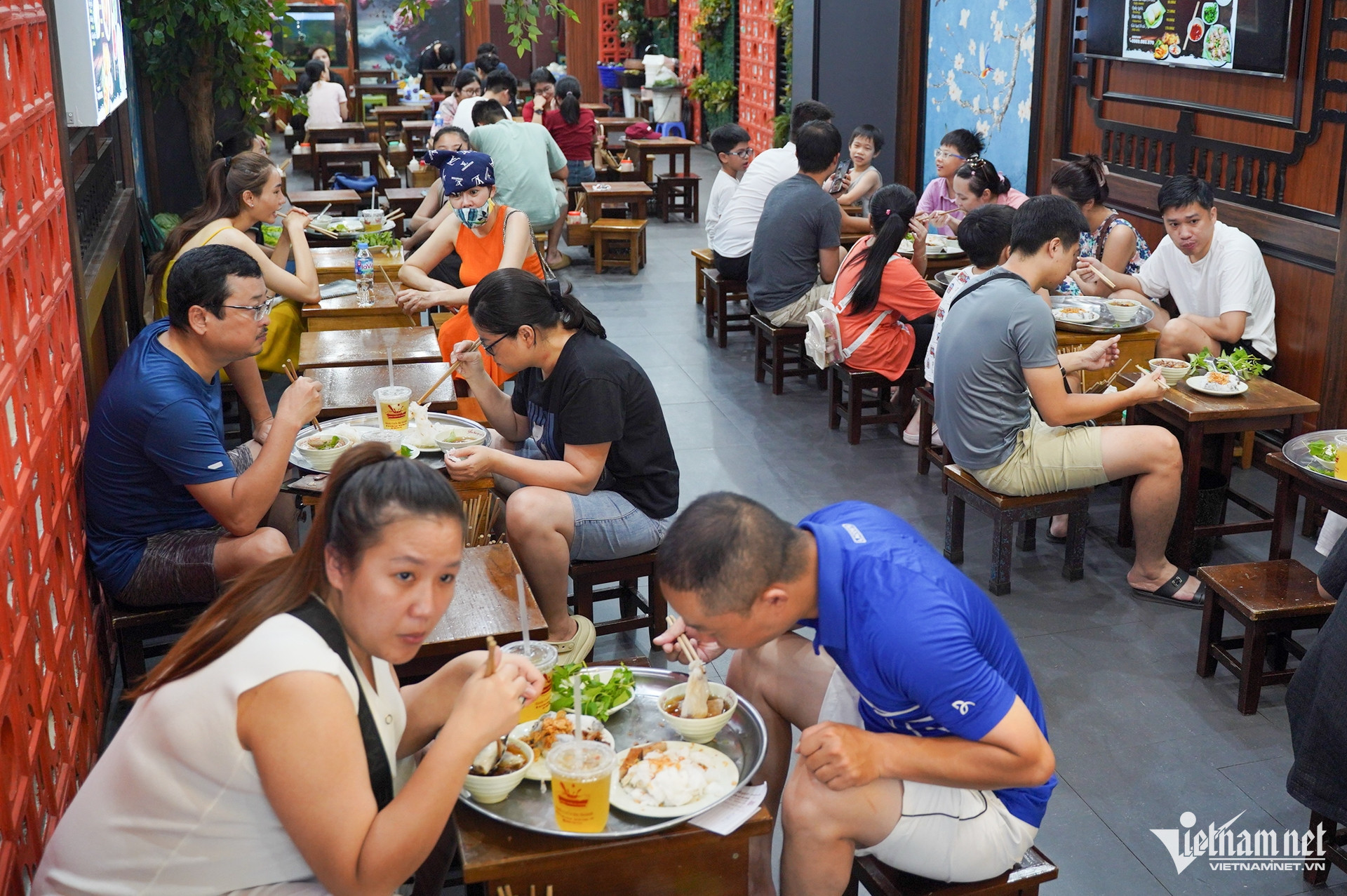 Bánh cuốn bà Hoành có lượng khách đông đúc, nhất là ngày cuối tuần