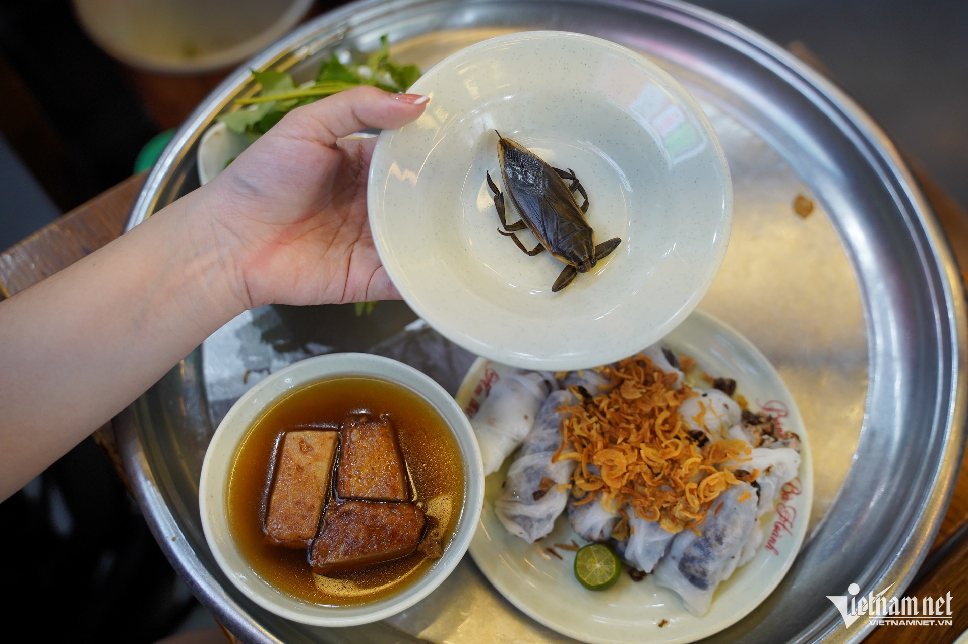 Khi cắt nhỏ, cho vào bát nước chấm, tinh dầu cà cuống lan tỏa, tạo ra hương thơm đặc trưng thoang thoảng, vị cay nhẹ quyện cùng vị bánh, tạo nên nét độc đáo, khác biệt so với nước chấm thông thường