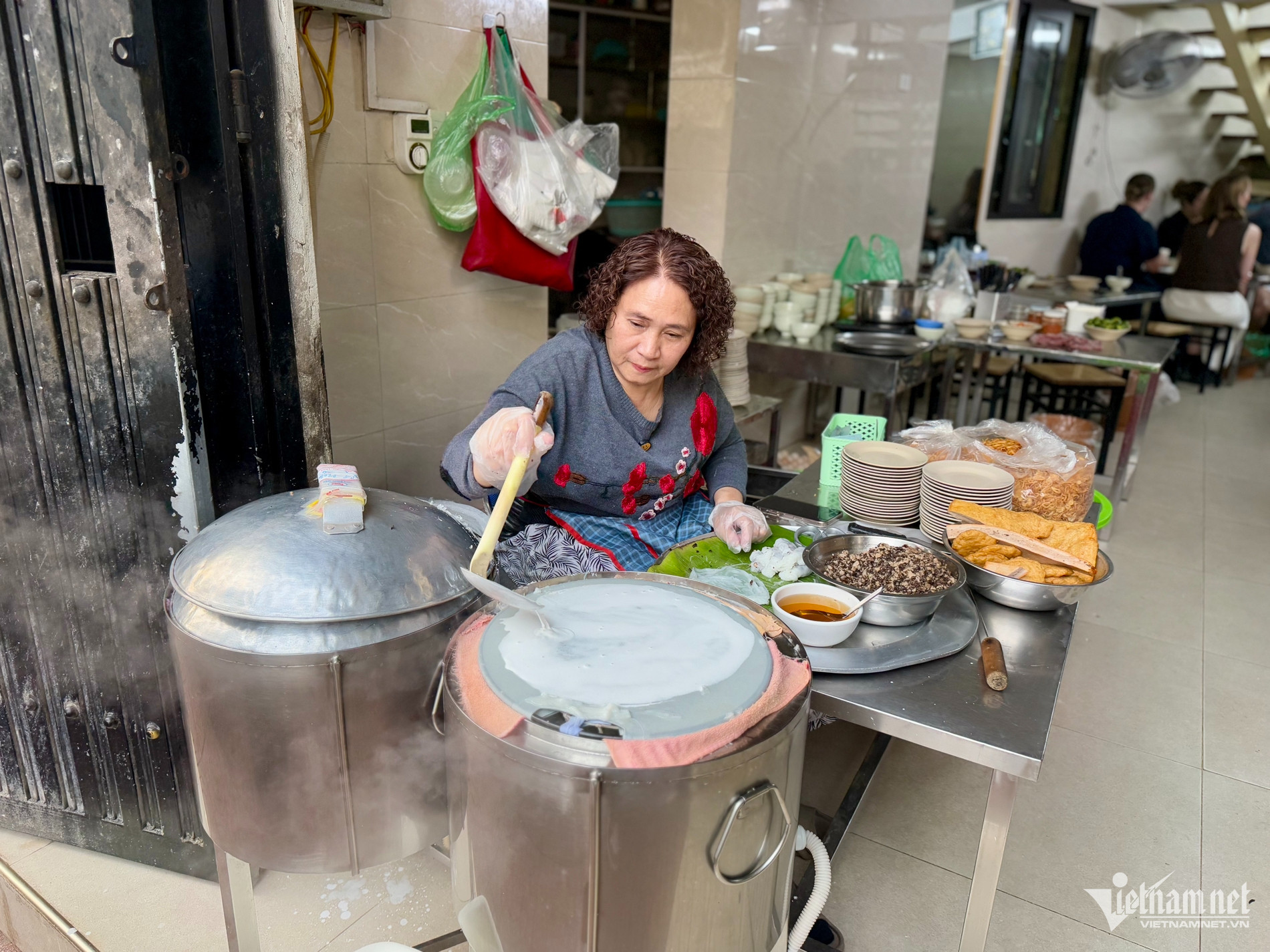 Quán vẫn giữ nguyên công thức làm bánh cuốn từ trước tới nay