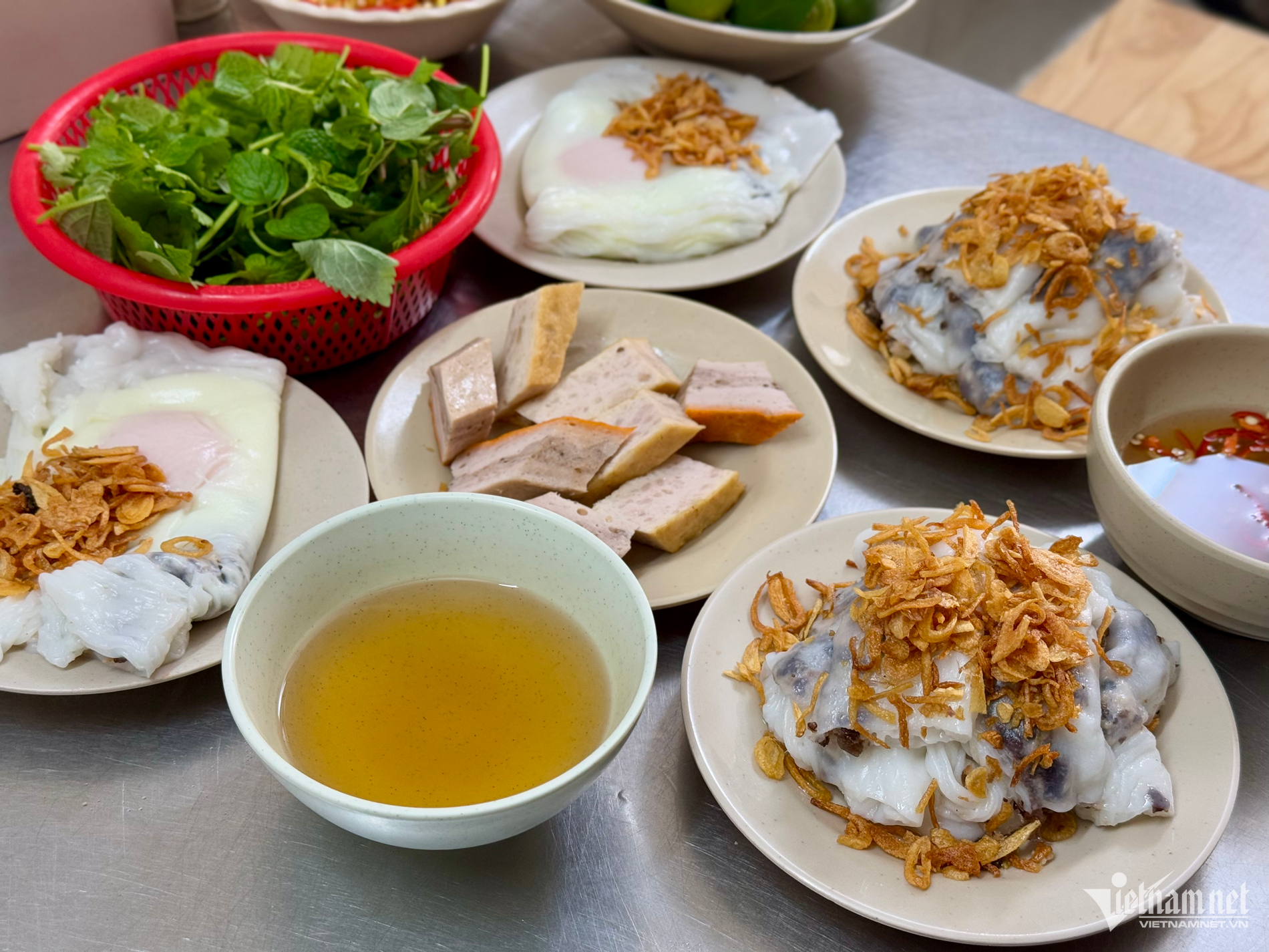 Bánh cuốn truyền thống có giá 40.000 đồng, bánh cuốn trứng giá 20.000 đồng. Các món ăn kèm như chả mỡ, chả quế, lạp xưởng, chả cốm có giá từ 10.000-20.000 đồng