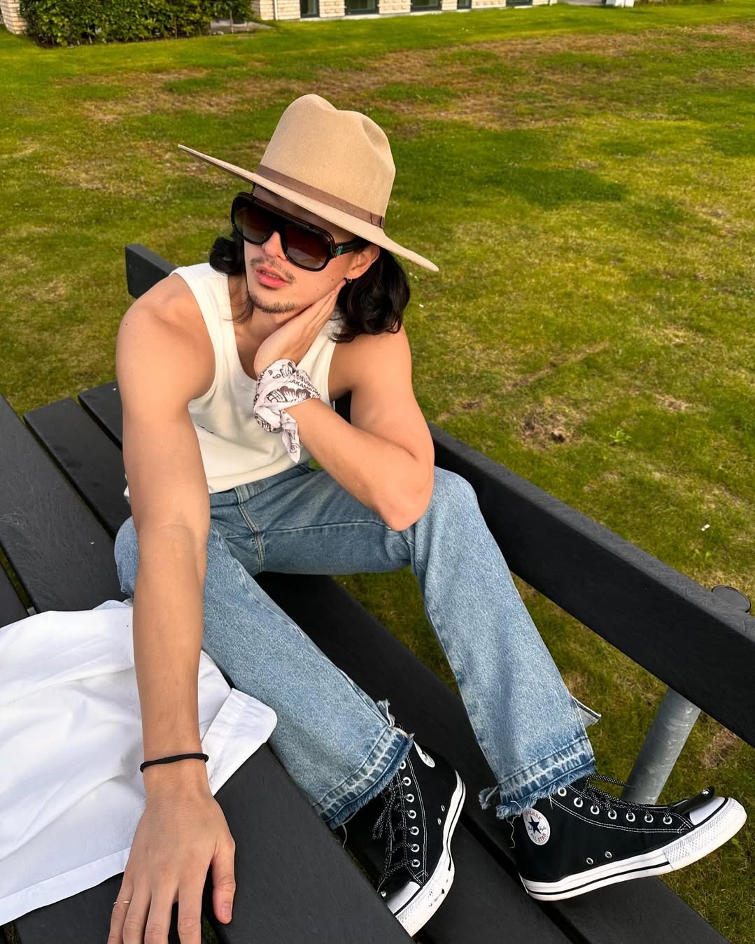 Theo Vogue, ngoài đời, Cho xây dựng phong cách unisex pha chất phong trần. Anh thường chọn các thiết kế mang đến sự thoải mái, rộng vừa phải như hoodie, áo thun cắt xẻ, quần cargo, quần jeans ống đứng.