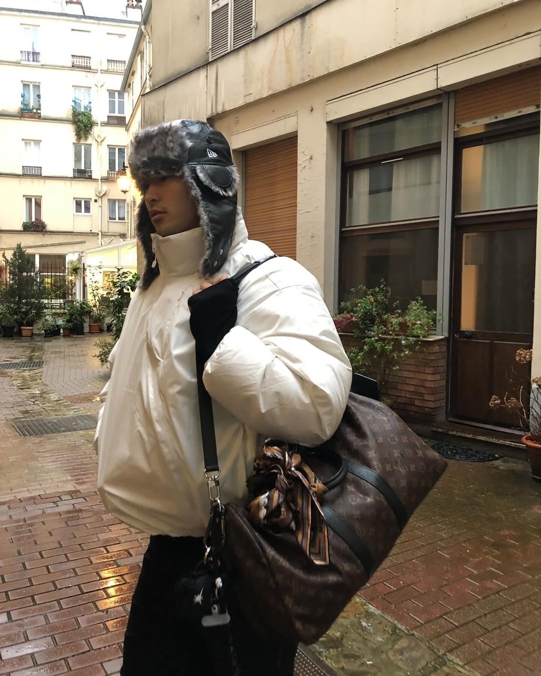 Cầu thủ theo đuổi mốt mũ lông Ushanka, thể hiện mốt quá khổ với áo phao, túi Louis Vuitton cỡ đại.