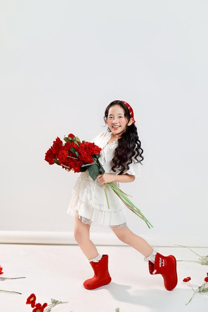 Anna nhà Khánh Thi - Phan Hiển tuổi lên 8 - 2