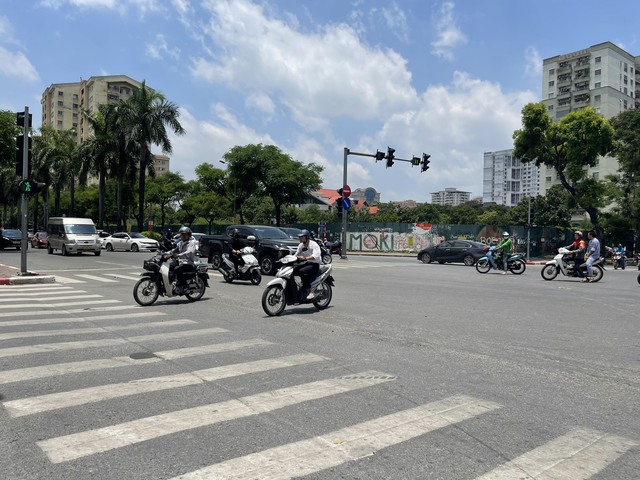 Theo dự báo thời tiết Hà Nội ban ngày oi nóng, tối và đêm có mưa dông rải rác. Ảnh: T.H