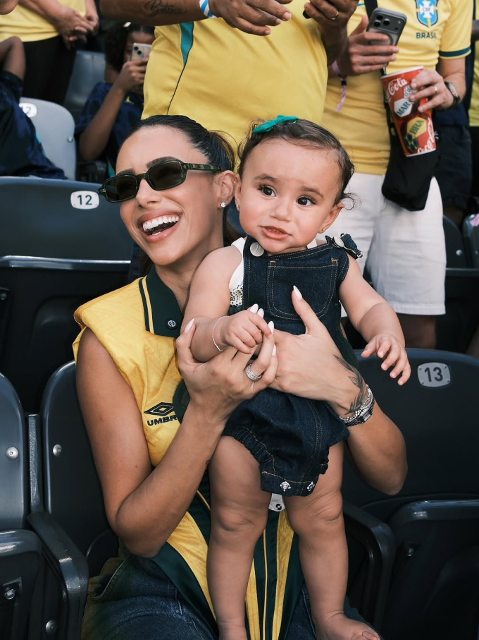 Bruna Biancardi đưa con tới sân ở New Jersey (Mỹ) để cổ vũ tuyển Brazil thi đấu hôm 13/6. Ảnh: Instagram