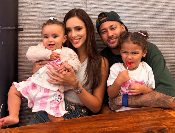 Neymar bên Bruna Biancardi và hai con gái. Ảnh: Instagram