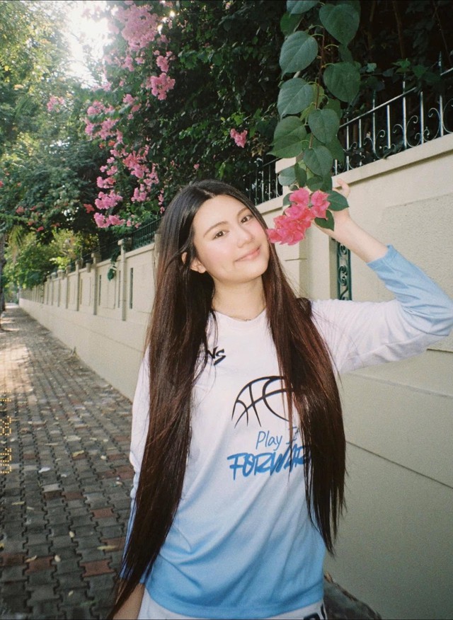 Sinh ra trong gia đình có bố là a classTextlinkBaiviet hrefhttps://eva.vn/mc-quyen-linh-p1008c20.htmlMC Quyền Linh/a nổi tiếng và mẹ là doanh nhân Dạ Thảo, Hạt Dẻ được nhận xét sở hữu nhiều nét đẹp hài hòa. Gương mặt thanh tú, đôi mắt sáng cùng nụ cười rạng rỡ giúp ái nữ nhà Quyền Linh luôn nổi bật mỗi khi xuất hiện trước công chúng.