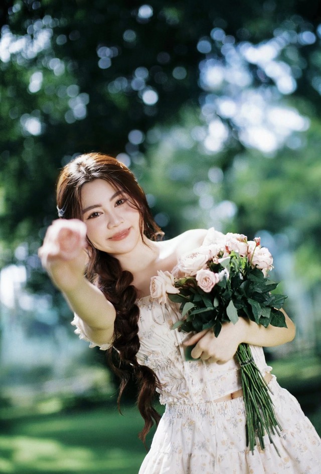 Hạt Dẻ ở tuổi 18 tràn đầy sức sống và xinh đẹp ngọt ngào như một viên kẹo.