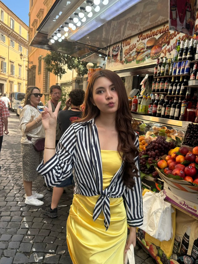 Mỗi lần xuất hiện, cô gái trẻ nhận được sự quan tâm từ khán giả không chỉ bởi gia thế mà còn cả nhan sắc.