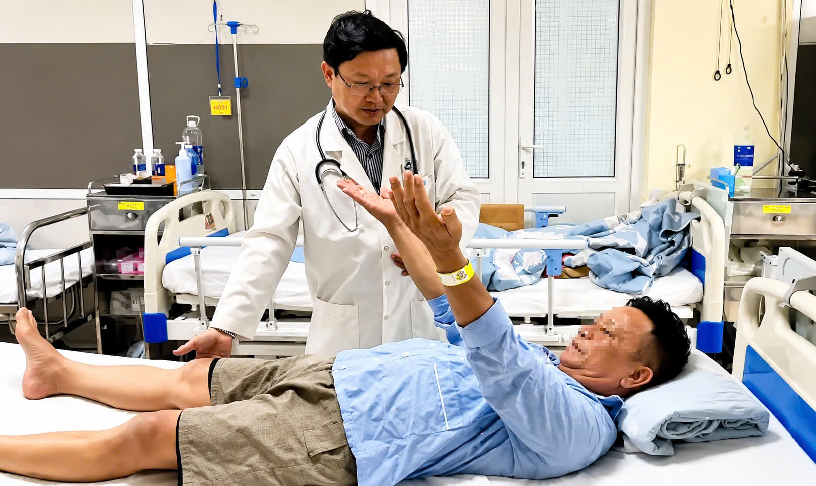PGS.TS Nguyễn Đình Toàn thăm khám cho người bệnh đột quỵ sau can thiệp.