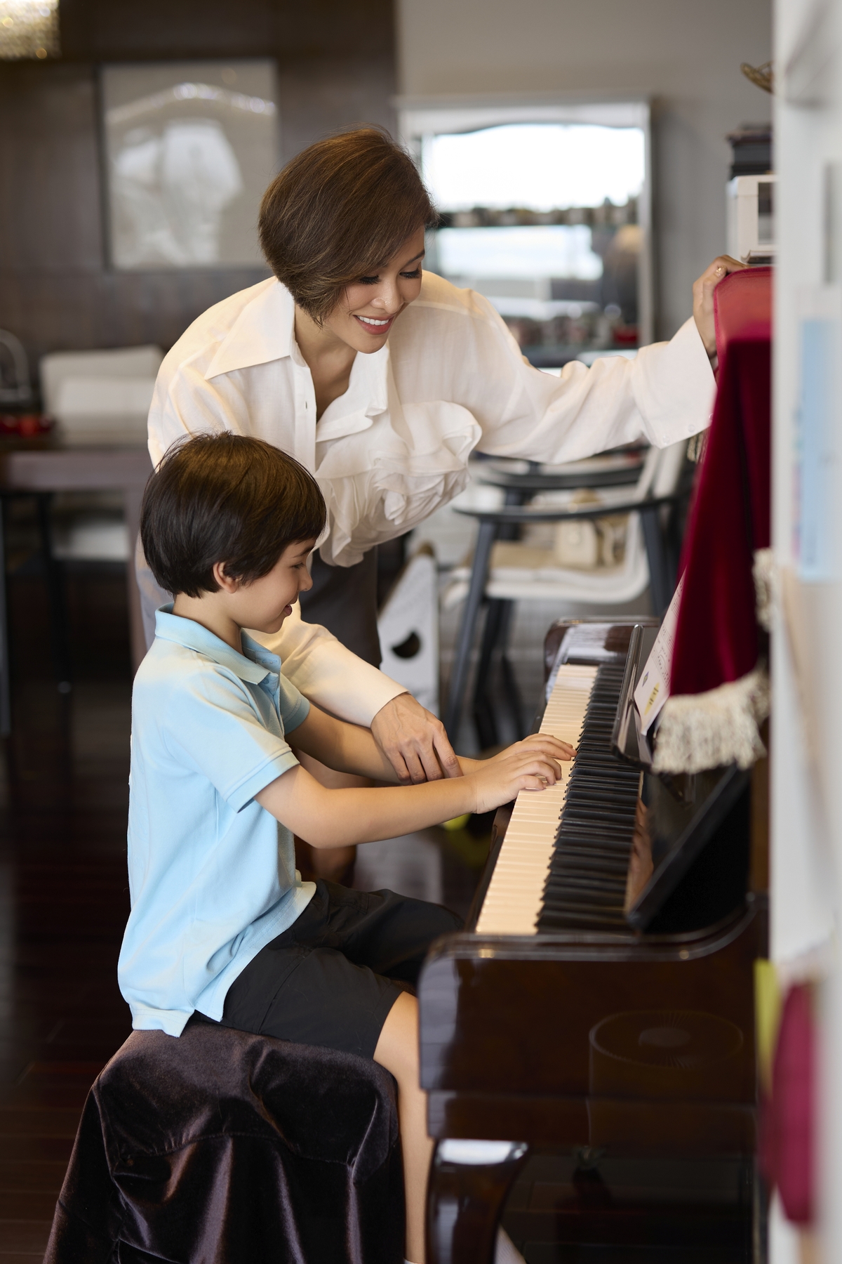 Ngoài giờ lên lớp, người mẫu cho con theo học piano và cờ vua để phát triển kỹ năng.