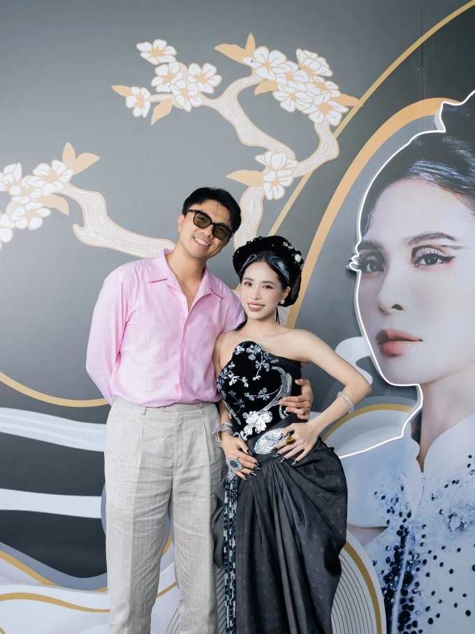 Ông xã đến tiếp sức cho Kiều Anh tại sự kiện.