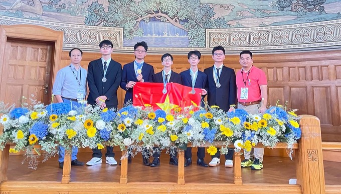 5 học sinh thi EuPhO 2026 cùng các thầy trưởng, phó đoàn. Ảnh: Nhân vật cung cấp