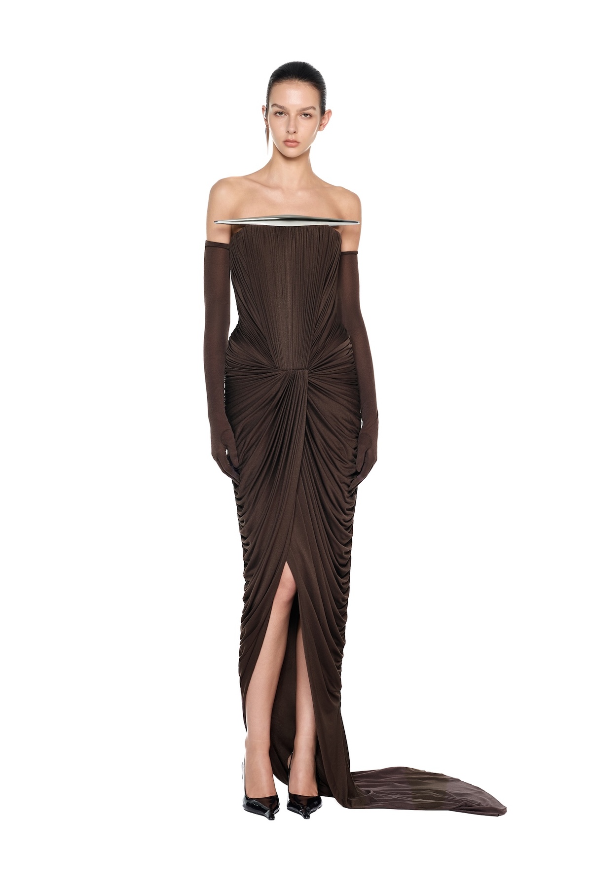 Mẫu váy màu đỏ rượu vang với kỹ thuật draping tạo hiệu ứng tôn đường cong trị giá 1.750 USD (khoảng 46 triệu đồng).