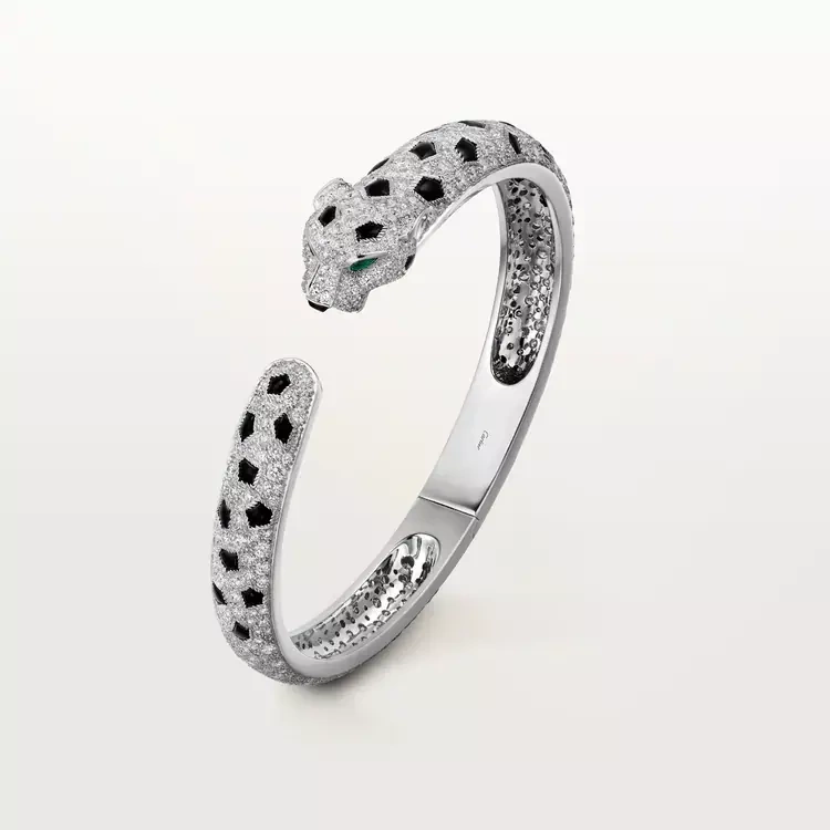 Tâm điểm của bộ trang sức là mẫu vòng tay Panthère de Cartier bằng vàng trắng 18K. Thiết kế lấy cảm hứng từ hình tượng báo đốm - biểu tượng gắn liền với Cartier từ năm 1914.